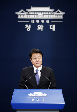 주형철 청와대 경제보좌관이 18일 춘추관 대브리핑룸에서 2019 한-아세안 특별정상회의 D-100 관련, 준비 상황과 향후 추진계획을 설명하고 있다. 연합뉴스